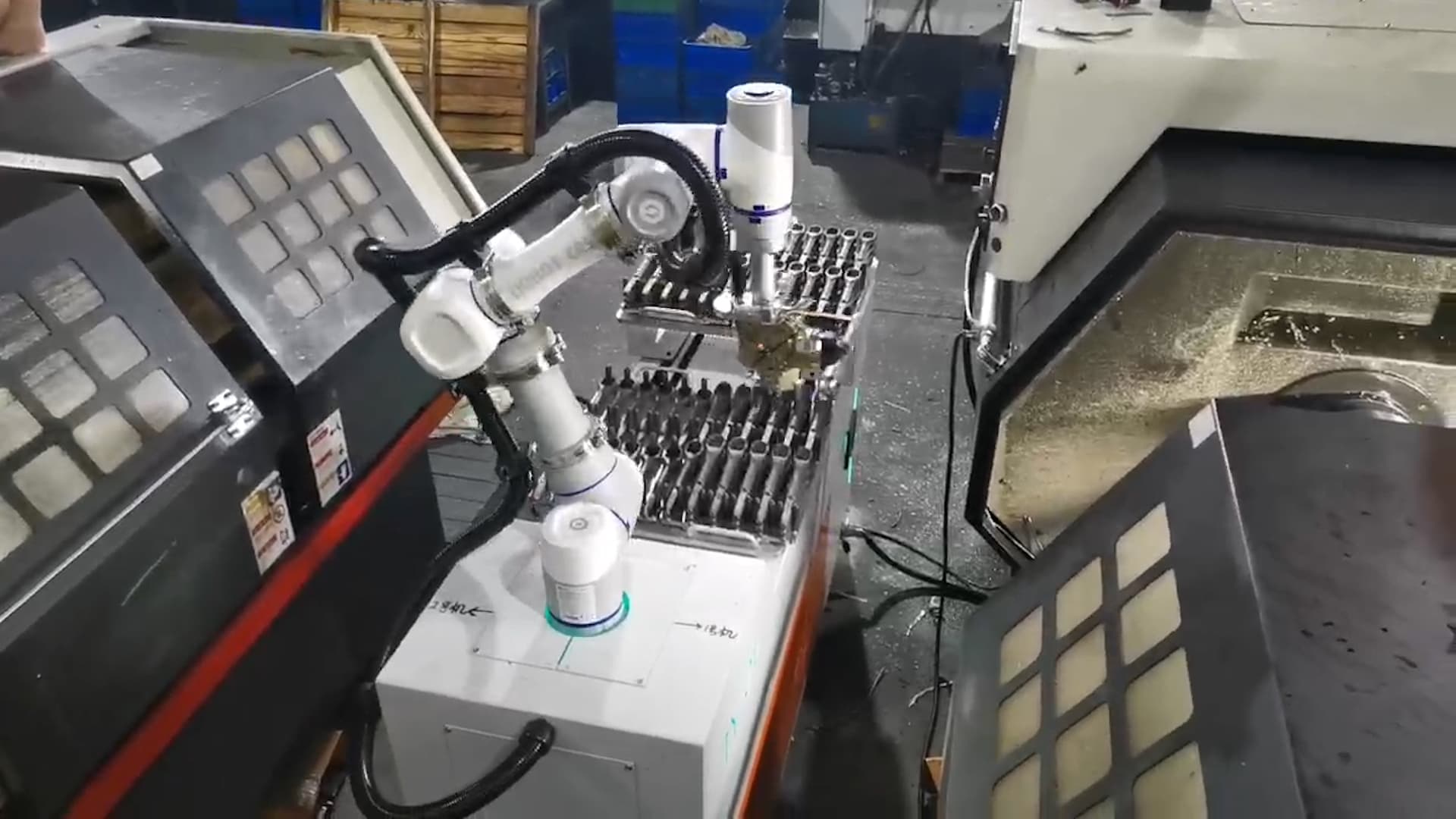 Φόρτωση hydraulic tube adapters σε CNC λαθρα