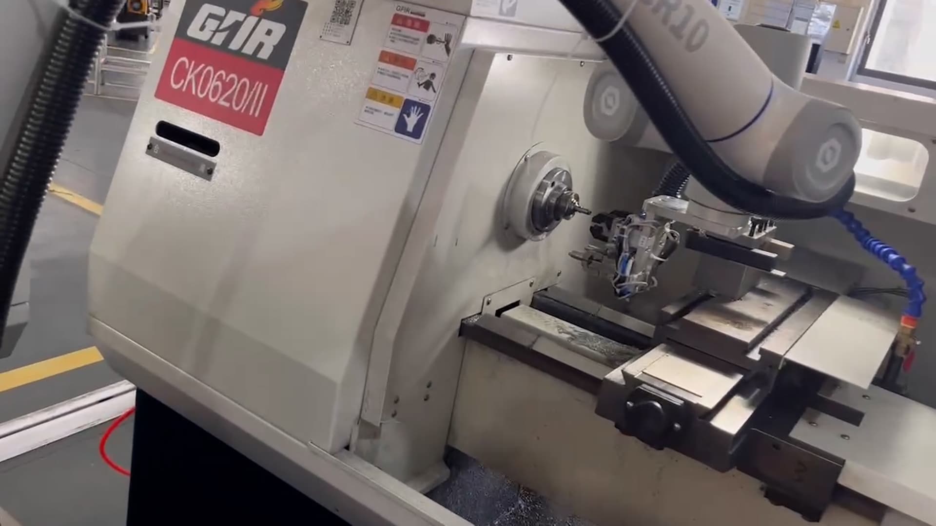 Machine tending σε επεξεργασία κυλίνδρων κλειδαριών