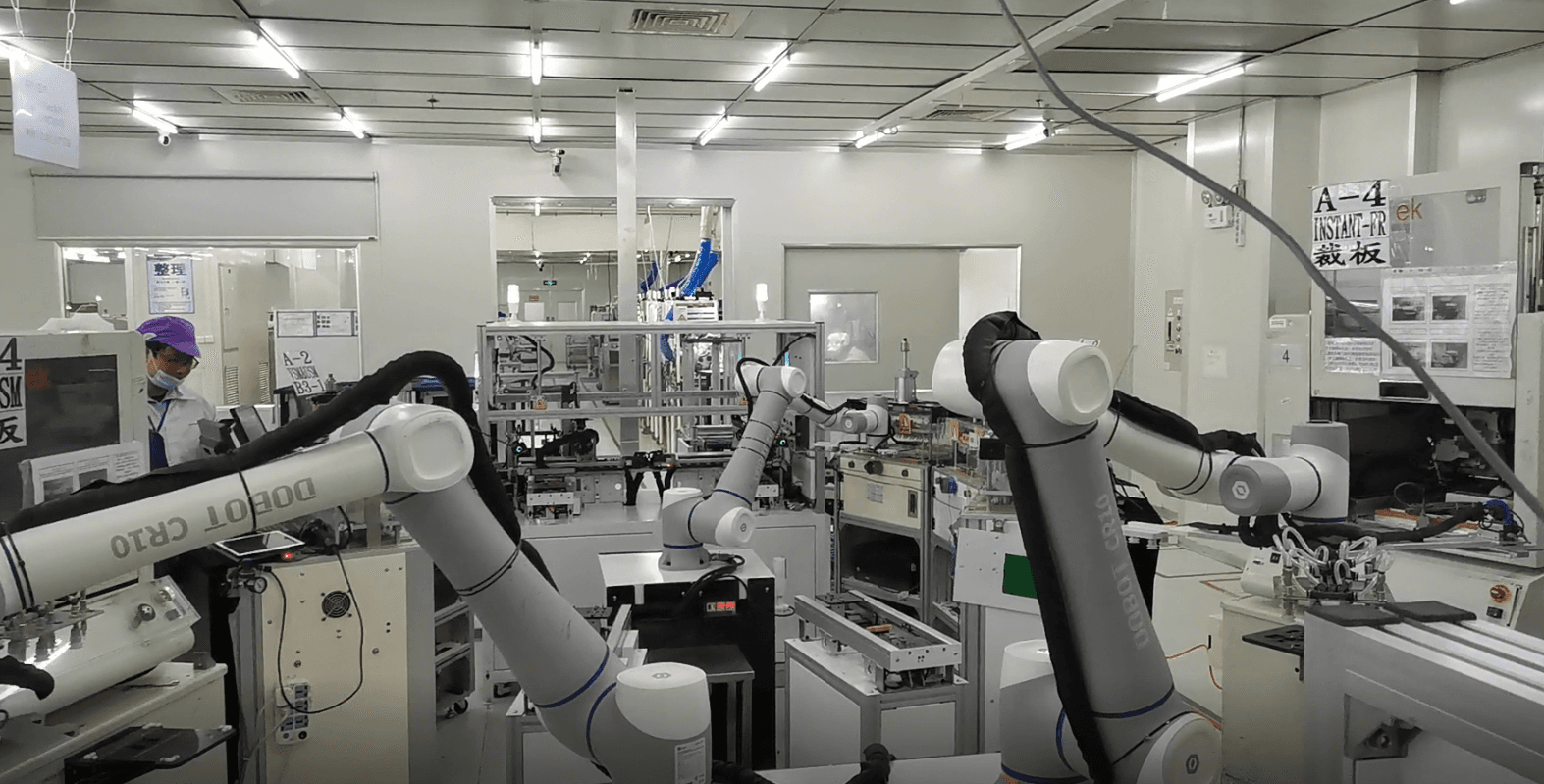 Workshop με πολλαπλούς DOBOT cobots σε γραμμή CNC machines
