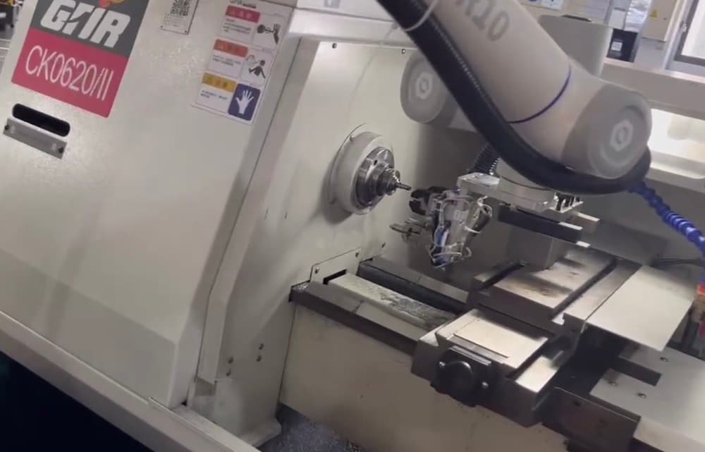DOBOT cobot σε CNC machine tending με αυτόματη φόρτωση chuck