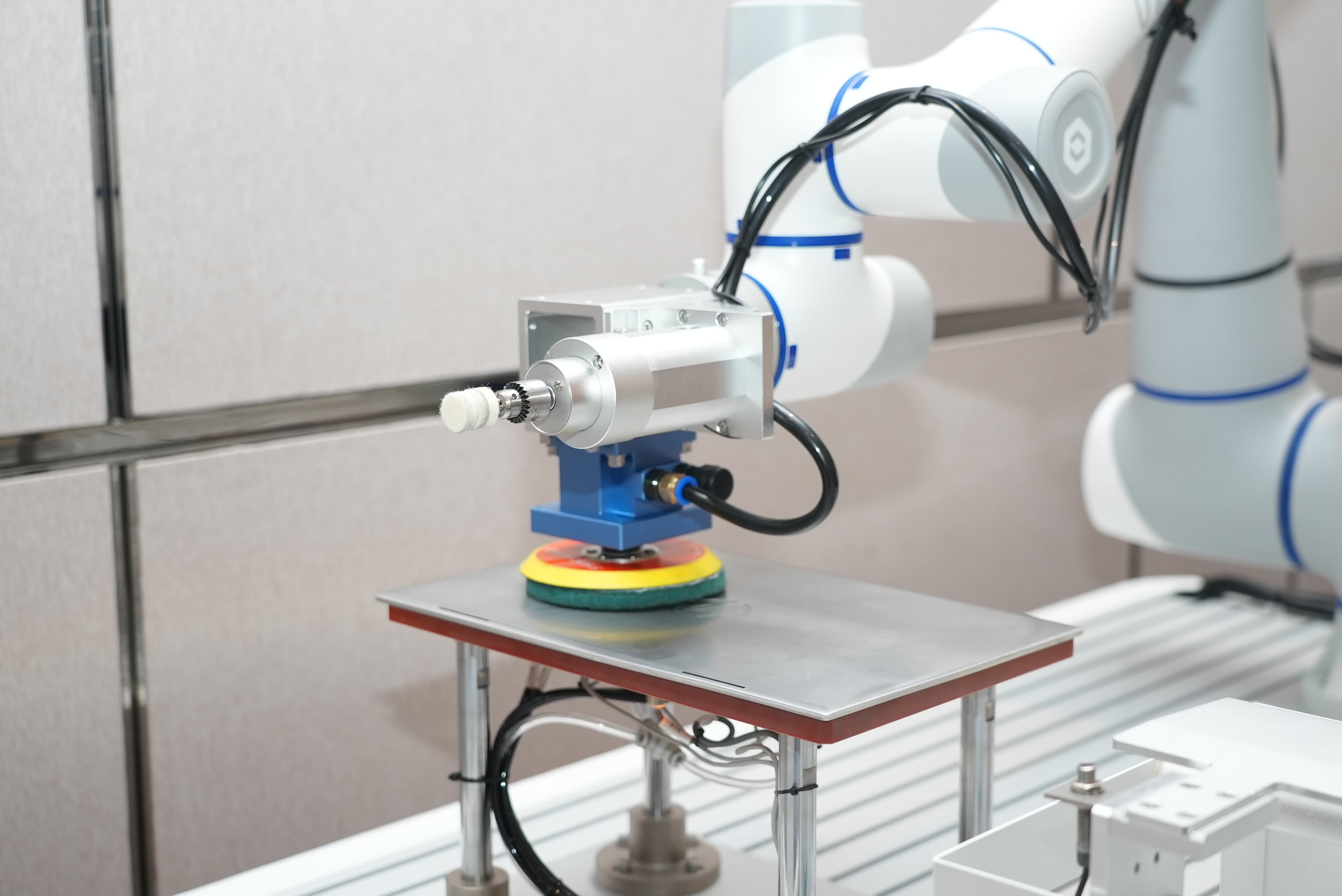 DOBOT cobot με servo polishing head πάνω σε μεταλλική επιφάνεια